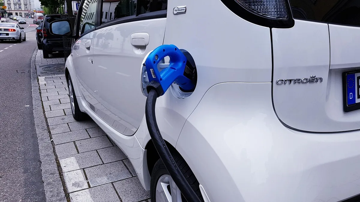 EV・テスラカテゴリの記事「テスラ キャンプモードは何時間持つ？電気代とバッテリー消費の目安」のイメージ画像