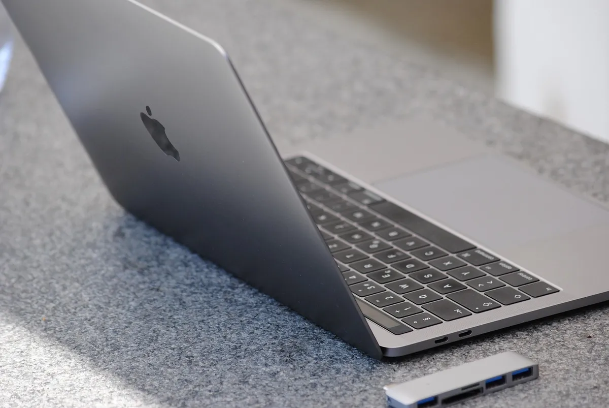 PC周辺機器カテゴリの記事「MacBook ProにおすすめのUSB-Cハブ3選｜ポート不足を一発解消」のイメージ画像